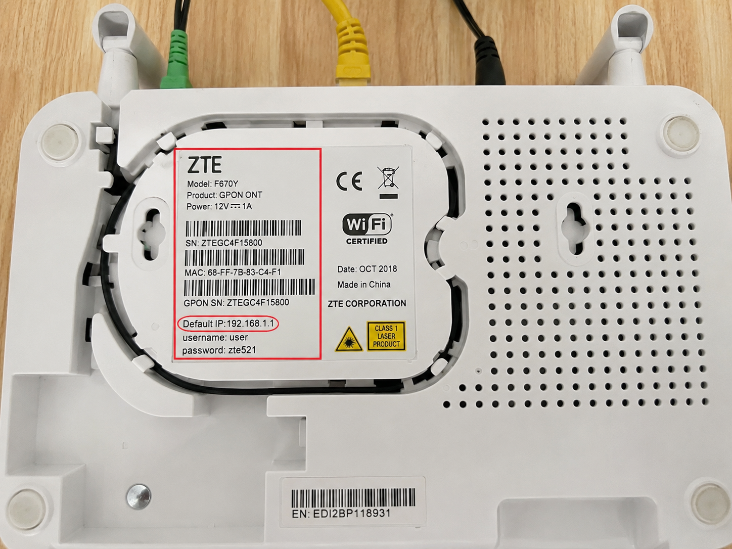 Exemple d'étiquette de routeur indiquant l'adresse IP et les informations de connexion